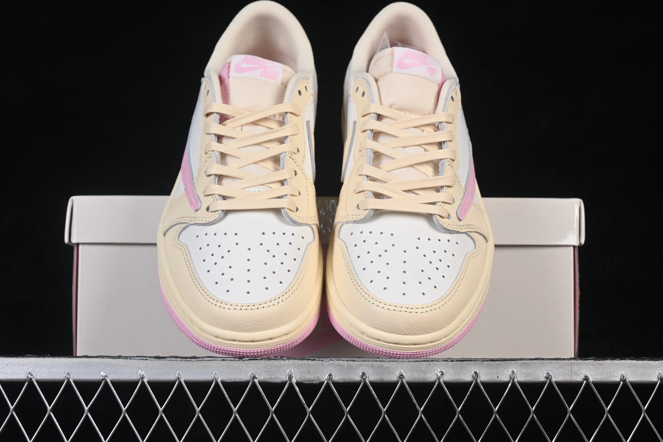 All categories Air Jordan Jordan series basketball shoes Air Jordan 1 Low OG version Travis Scott x Air Jordan 1 Low OG AJ1 Joe 1 undercut low IQ7604-100